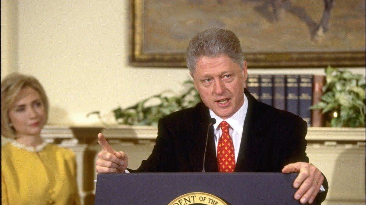 Bill Clinton vu s'adressant aux médias