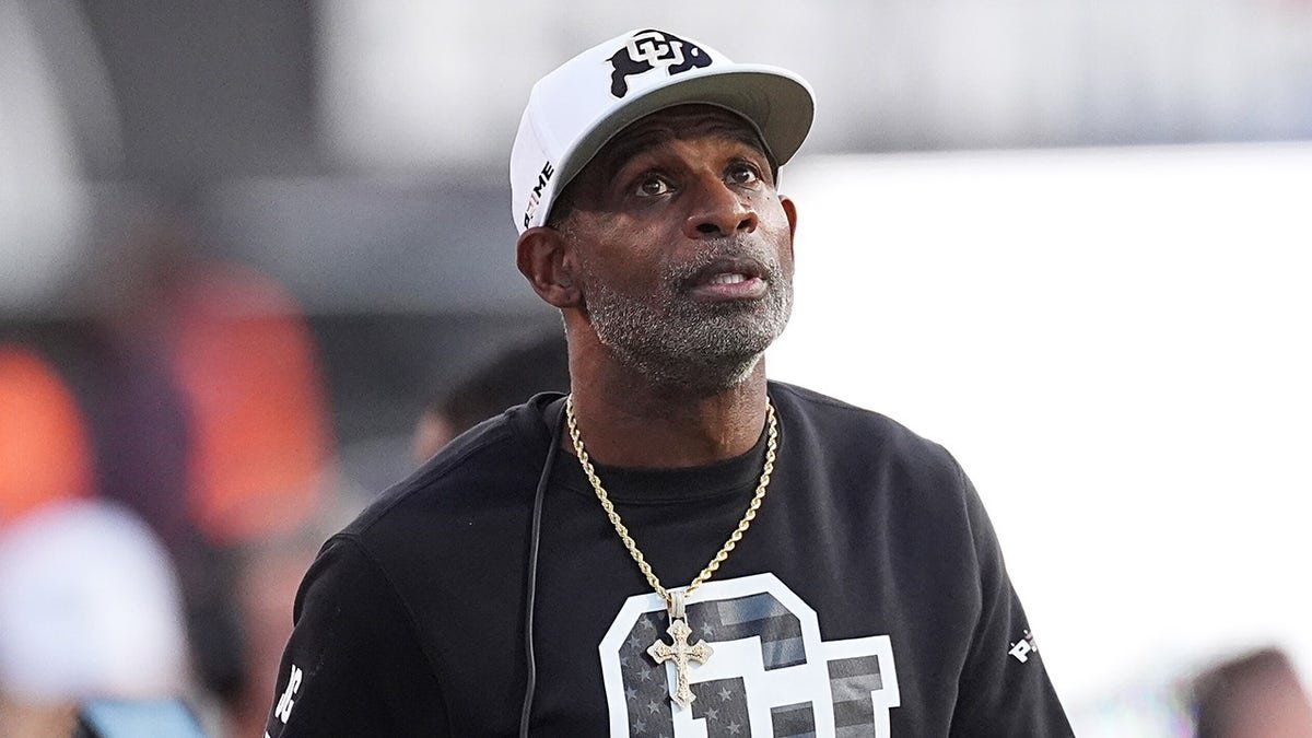 Deion Sanders regarde le tableau d'affichage