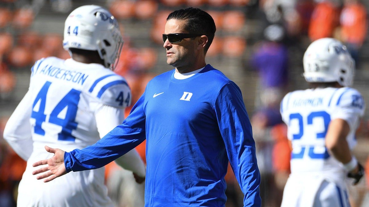 L'entraîneur de Duke, Manny Diaz.