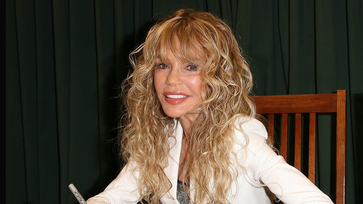 Dyan Cannon sourit alors qu'elle signe ses mémoires lors d'une séance de dédicaces.