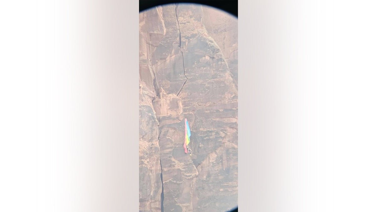 Photo d'un BASE jumper à la surface du Grand Canyon à Moab, Utah, vue binoculaire