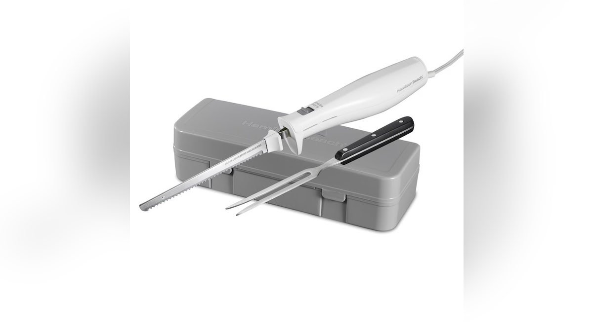 Coupez la dinde plus rapidement lorsque vous utilisez un couteau à découper électrique.  