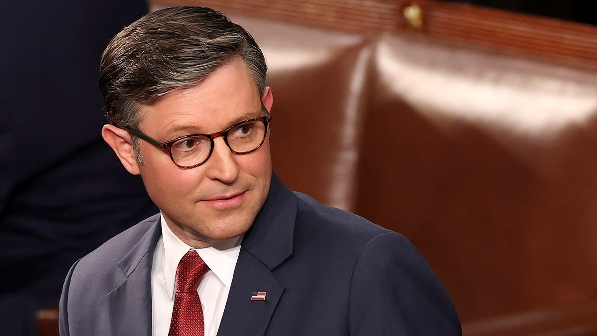 Le président de la Chambre des représentants entre dans la salle alors que le nouveau Congrès se réunit et que les négociations pour la direction s'intensifient.