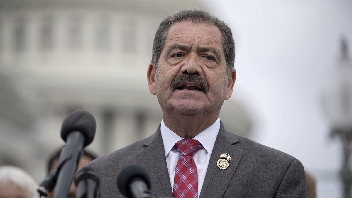 Le représentant Jesús « Chuy » García s'exprimant à Washington DC
