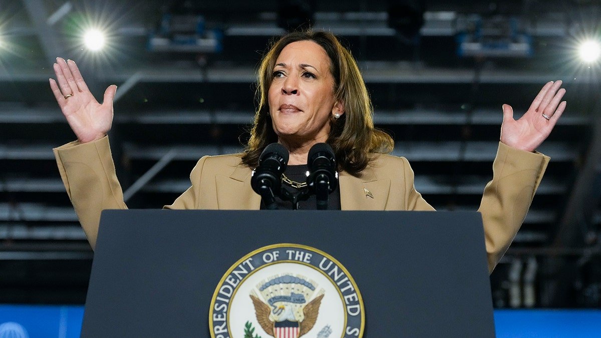 Kamala Harris, les mains levées.