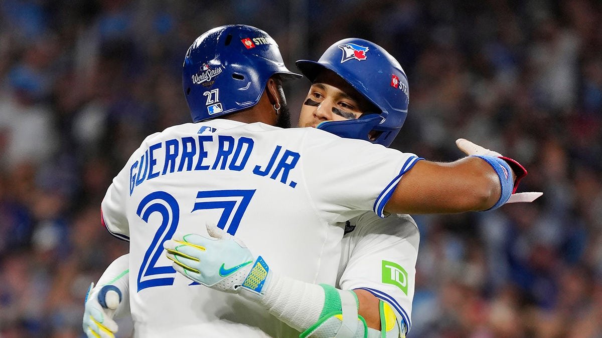 Bo Bichette embrasse Vladimir Guerrero Jr.