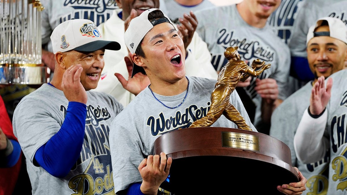 Yoshinobu Yamamoto détient le trophée MVP des World Series