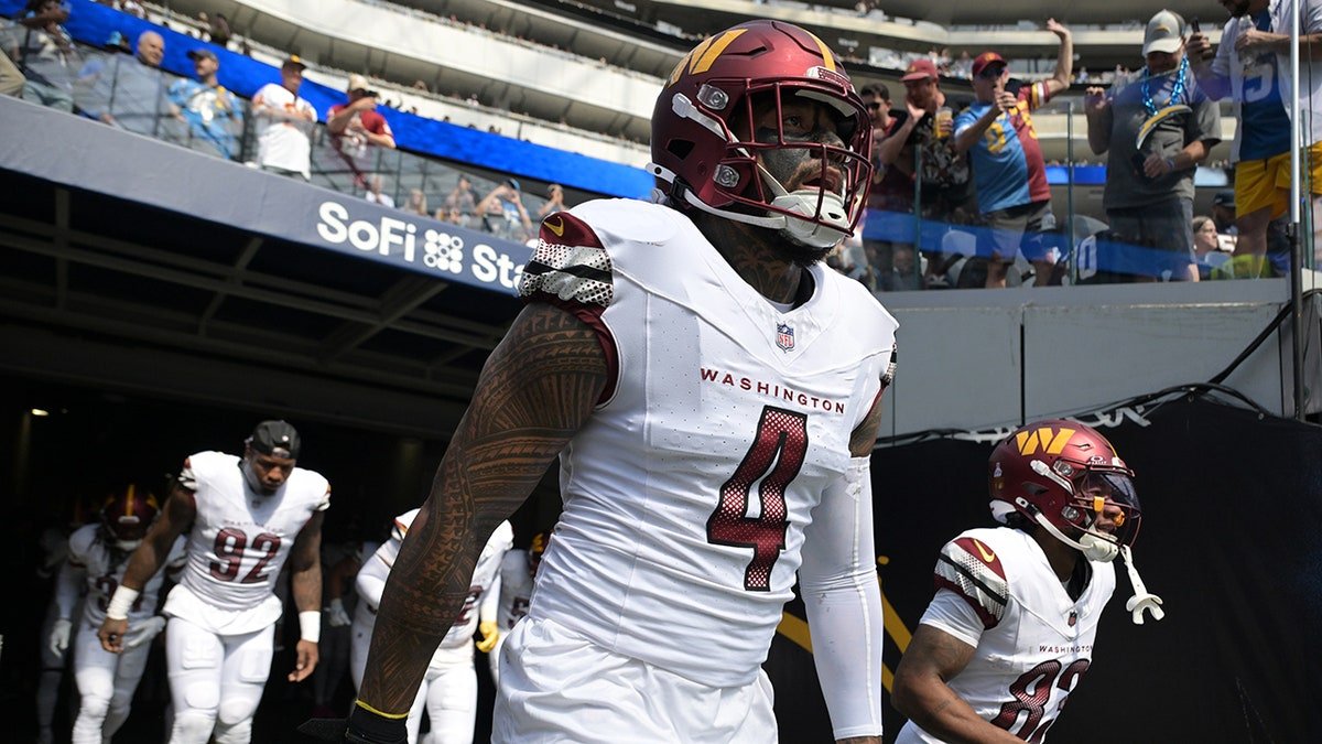 Frankie Luvu entre sur le terrain contre les Chargers