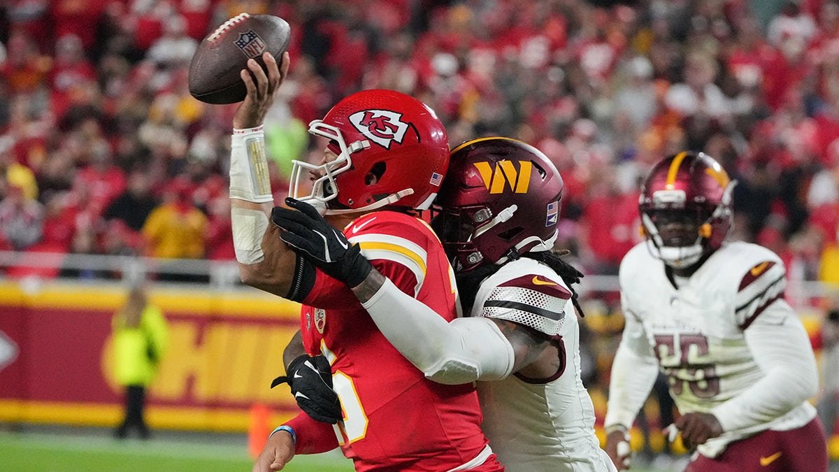 Frankie Luvu attaque Patrick Mahomes
