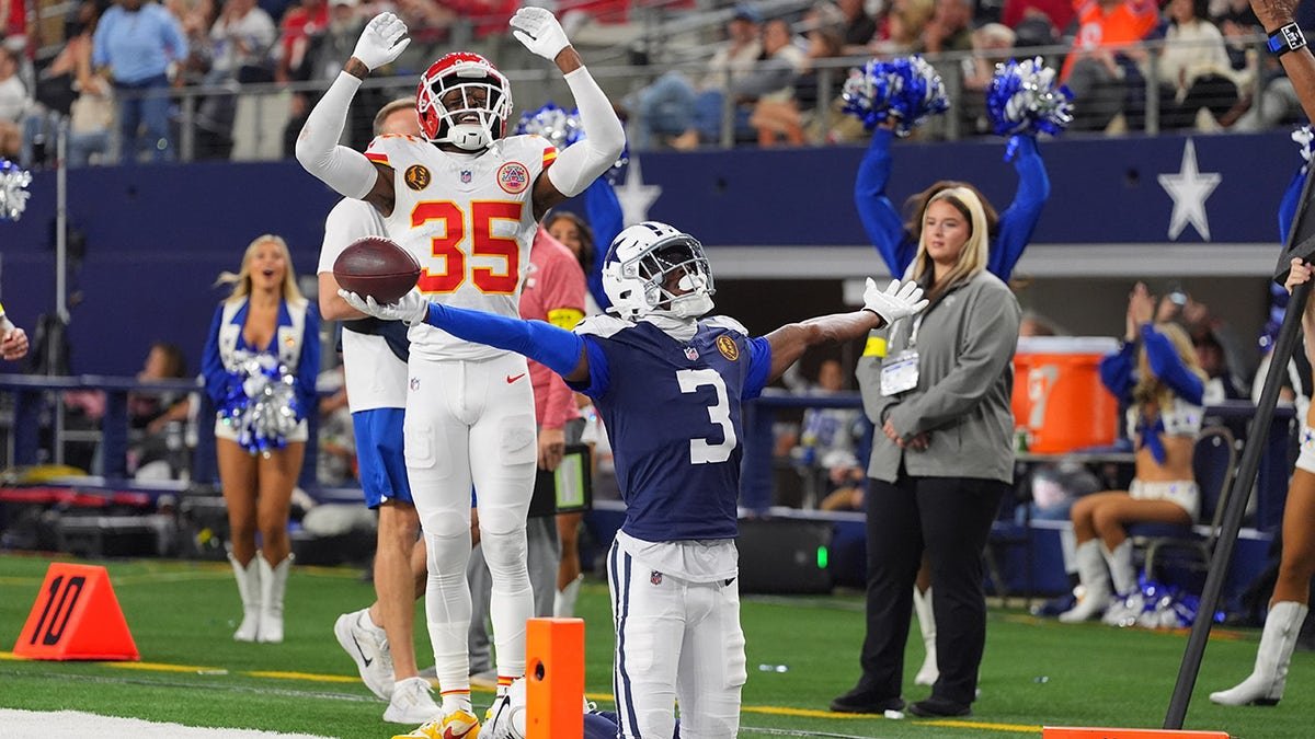 George Pickens célèbre une conversion de 2 points