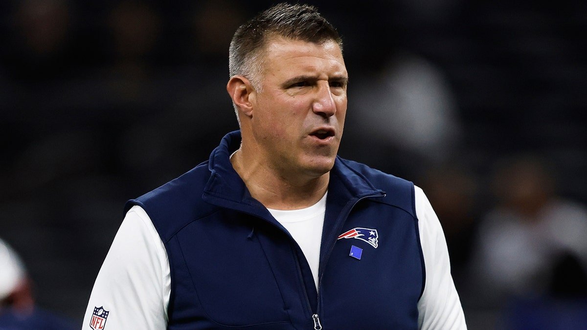 Mike Vrabel sur le terrain avant l'échauffement