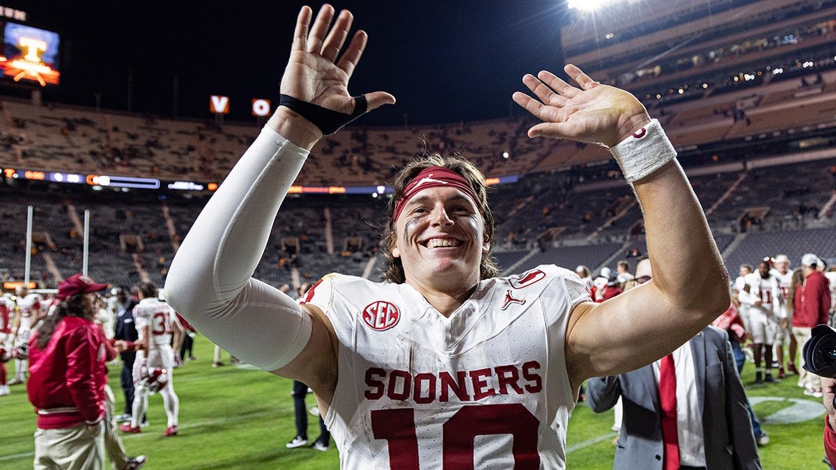 John Mateer salue la foule