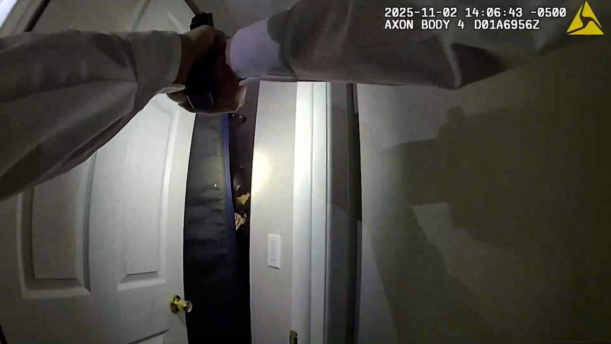 Un matelas barricade la porte alors que la police brandit une arme