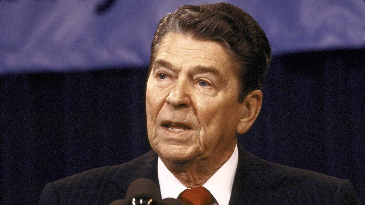 Reagan a été vu en train de répondre aux questions des médias lors du scandale Iran-Contra.