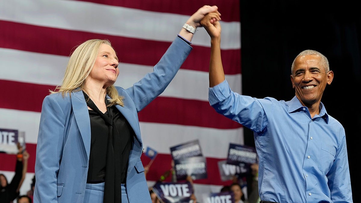 Abigail Spanberger, candidate au poste de gouverneur démocrate de Virginie, rencontre l'ancien président Barack Obama lors d'un rassemblement électoral à Norfolk, en Virginie, le samedi 1er novembre 2025. (AP Photo/Steve Helber)