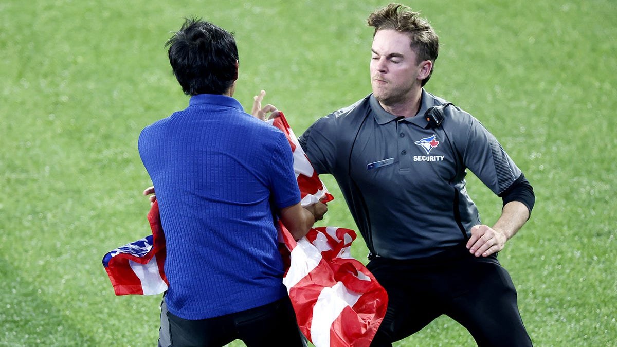 La sécurité s'attaque à un fan