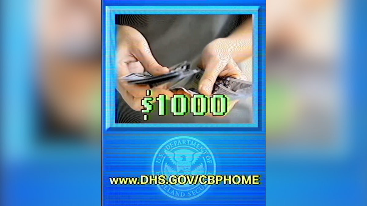 mains comptant l'argent avec un graphique de 1 000 $ à l'écran