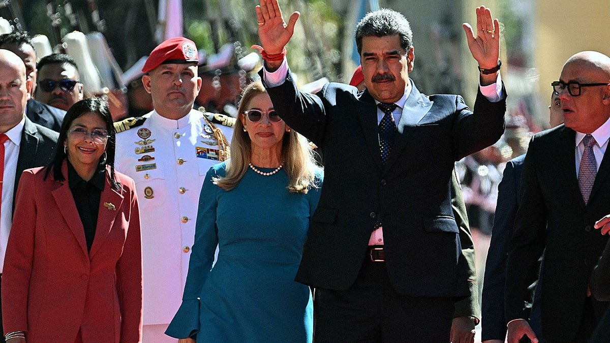 Le président vénézuélien Nicolas Maduro (2e R) salue aux côtés de la Première Dame Cilia Flores et du vice-président Delcy Rodriguez (