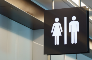 L’État de New York bloque une deuxième interdiction des toilettes transgenres dans une école de Long Island