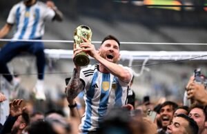 Les participants à la Coupe du Monde de la FIFA reçoivent des trophées individuels