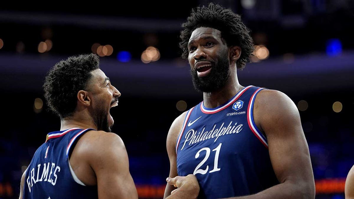Joel Embiid fait la fête avec Quentin Grimes