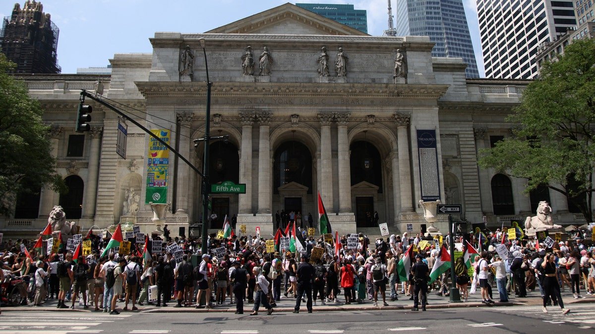 Des milliers de personnes auraient été présentes "Soutenons Gaza" Manifestation à Bryant Park à New York le 16 août 2025.