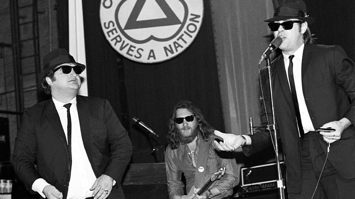 Sur la photo, les Blues Brothers