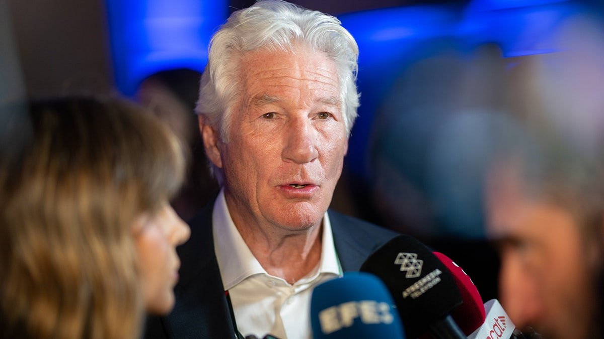 Richard Gere s'adresse à une agence de presse européenne