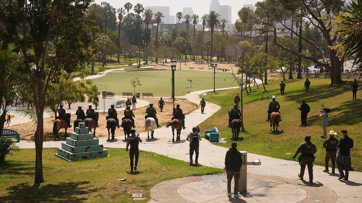 Agents fédéraux dans un parc de Los Angeles