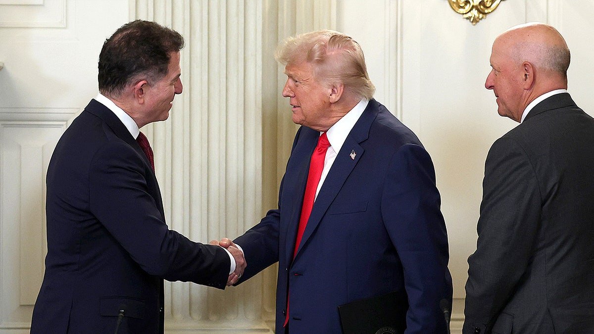 Le président Donald Trump salue Michael Dell, PDG de Dell Technologies, alors qu'il arrive à la Maison Blanche pour la table ronde Invest America.