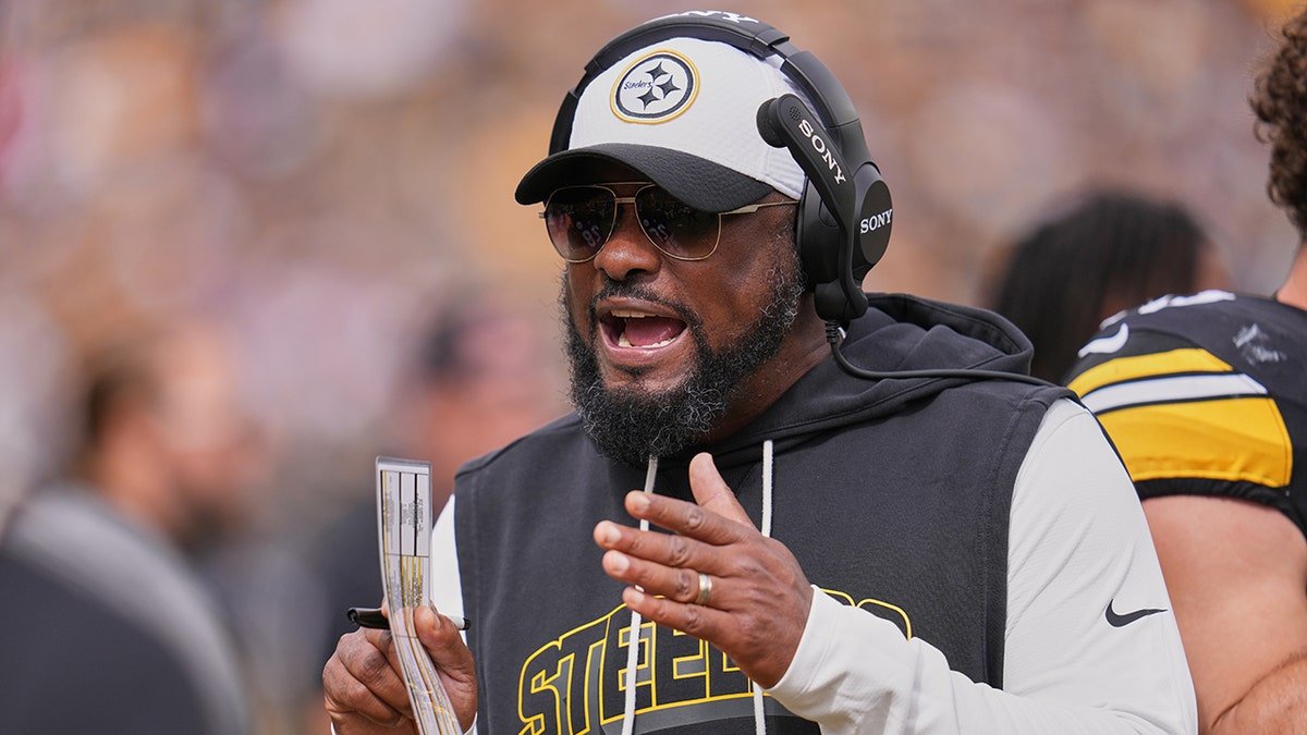 Mike Tomlin crie sur le banc de touche