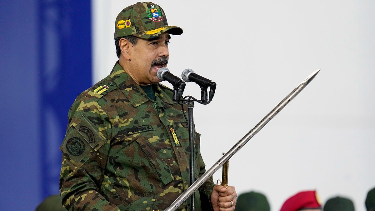 Nicolas Maduro brandit une épée pendant son discours