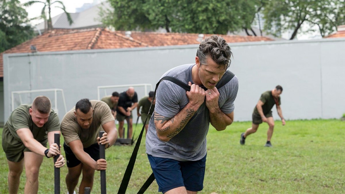 Hegseth s'entraîne avec des troupes