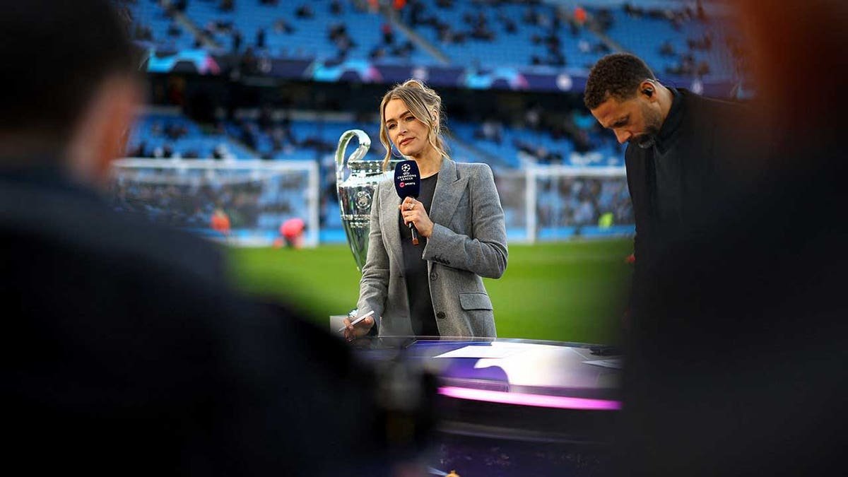 Laura Woods avant le quart de finale de la Ligue des Champions