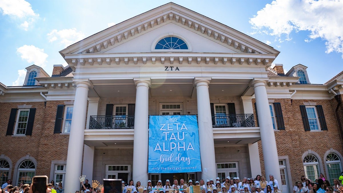 Dortoir Zeta Tau Alpha de l'Université d'Alabama, vu de l'extérieur avec une bannière suspendue