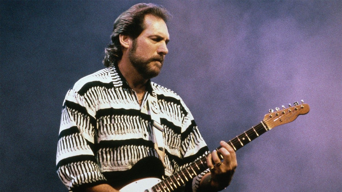 Steve Cropper joue de la guitare