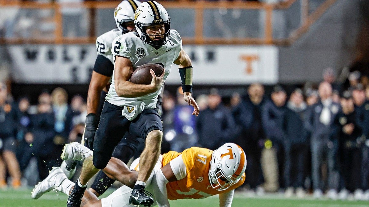 Diego Pavia court le ballon