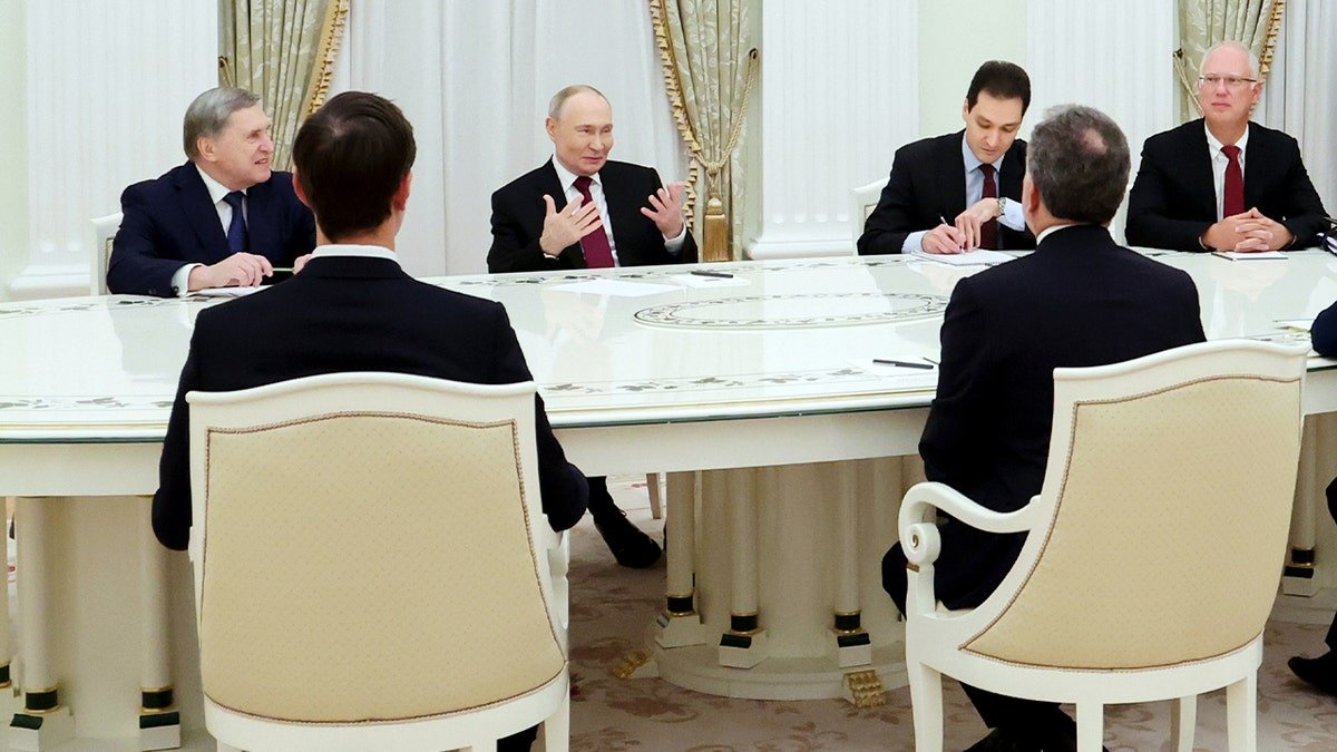 Les délégués des États-Unis et de la Russie se rendent ensemble au Kremlin avant une réunion de haut niveau.