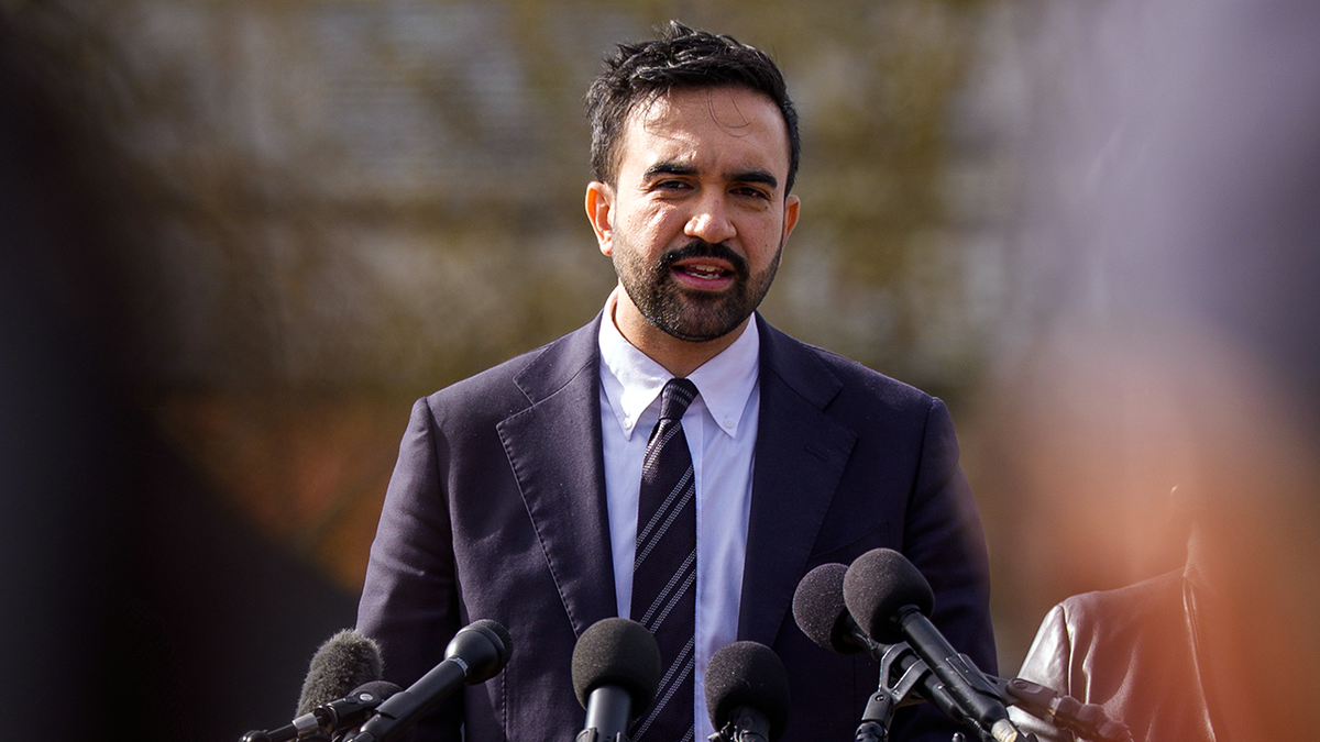 Zohran Mamdani s'adressant à la presse.